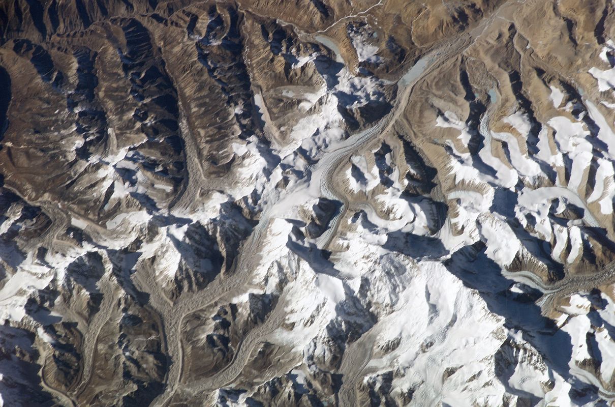 21Nasa ISS006-E-15502 Nangpa La To Tibet, Cho Oyu to Gyachung Kang From South